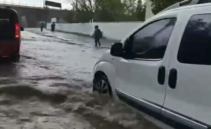 Aydın'da sağanak yağmur: Sokaklar göle döndü