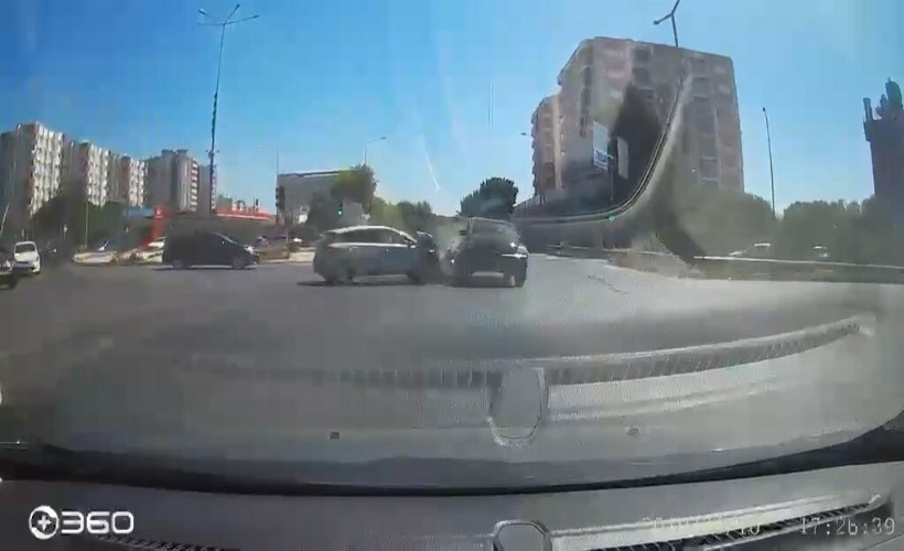 Kırmızı ışık ihlali zincirleme kazaya neden oldu: 3 kişi yaralandı