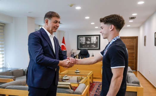 Başkan Tugay, altın madalyalı Altan Doğan'ı ağırladı