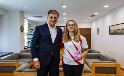 Başkan Tugay, şampiyon okçu Dünya Yenihayat'ı ağırladı