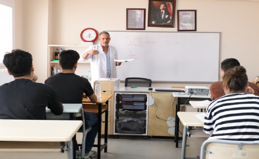 Bayraklı 'da mezun öğrencilere YKS desteği