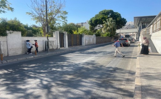 Bayraklı'da ölümle burun buruna: Yayalar her gün tehlike altında