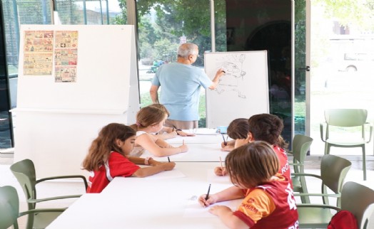 Bayraklı'da çocuklar yaz okulu atölyelerinde buluştu