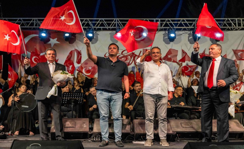 Bornova’da 9 Eylül coşkusu: Atatürk’ün sevdiği şarkılar yankılandı