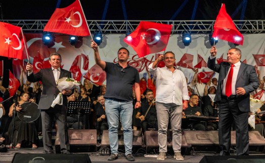 Bornova'da 9 Eylül coşkusu: Atatürk'ün sevdiği şarkılar yankılandı
