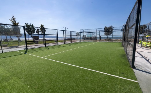 Bostanlı'daki iki padel kortunda sona doğru