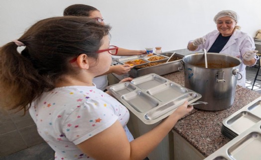 Büyükşehir'den özel gereksinimli öğrencilere sıcak yemek