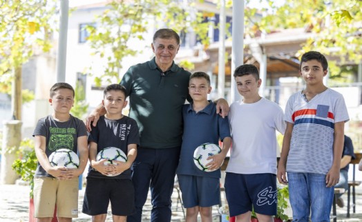 Cemil Tugay'dan Bergama çıkarması: Bal sağdı, çocuklarla top oynadı, yatırım denetledi