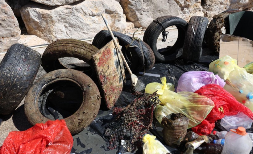 Çeşme'de acı tablo: Denizden 1,5 ton atık çıktı