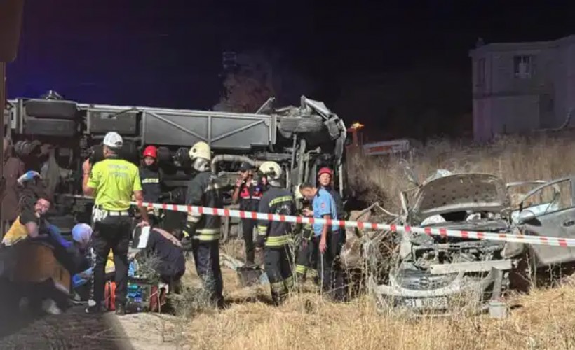 Katliam gibi kaza... Yolcu minibüsü ile otomobil çarpıştı: Ölü ve yaralılar var!