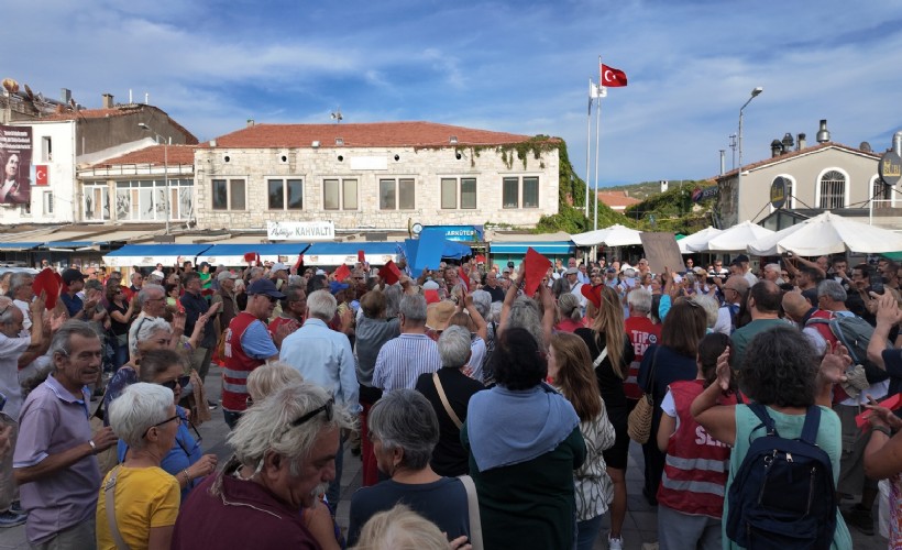 Foça'da Saniye Bora Fıçı’ya tepkiler sürüyor; Belediye önünde istifa sesleri