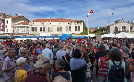 Foça'da Saniye Bora Fıçı’ya tepkiler sürüyor; Belediye önünde istifa sesleri