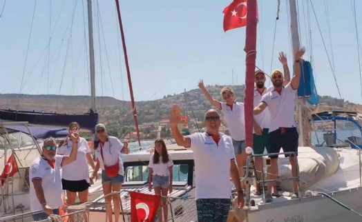 Foça'da 104. yıla denizden saygı duruşu