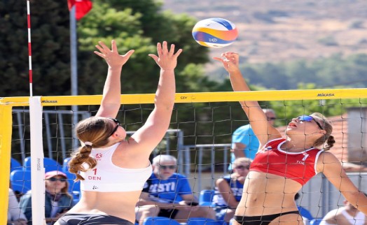 Foça'da Avrupa plaj voleybolu heyecanı