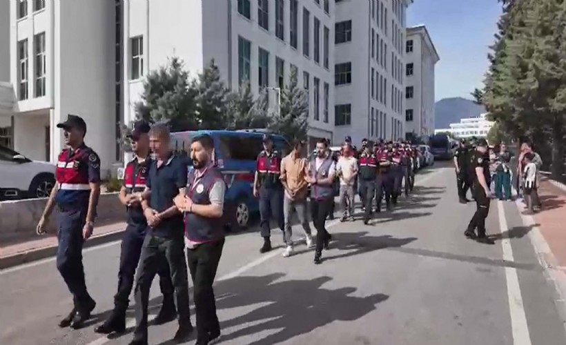 Hırsızlık şüphelilerine, adliyede yakınlarından tükürüklü tepki