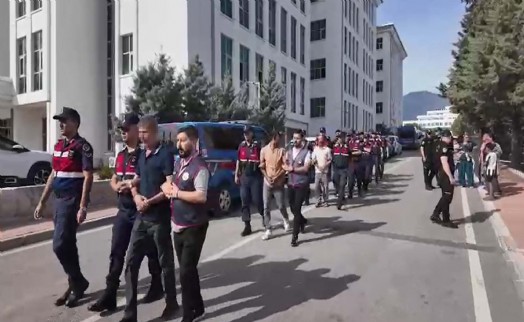 Hırsızlık şüphelilerine, adliyede yakınlarından tükürüklü tepki