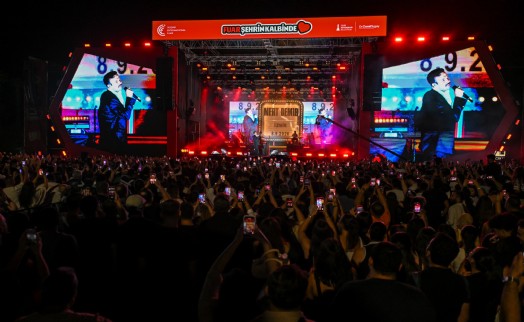 İEF geceleri müzik ve kahkaha dolu