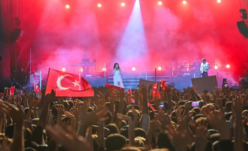 İEF’de 9 Eylül coşkusu Model ile taçlandı