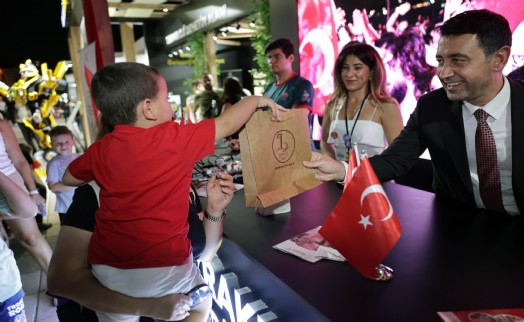 İEF'de Bayraklı rüzgarı: 9 gün boyunca binlerce ziyaretçi