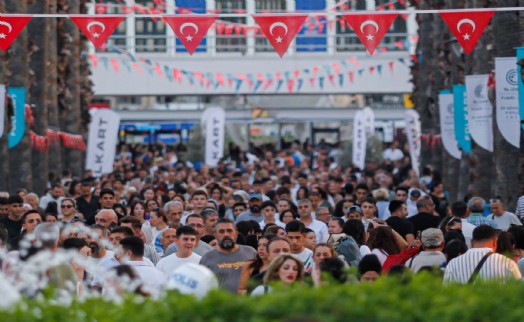 İEF'de eğlence ve sürprizler bir arada