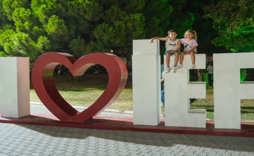 İEF’de sanat dolu gece: Levent Yüksel ve Salih Bademci fuara damga vurdu