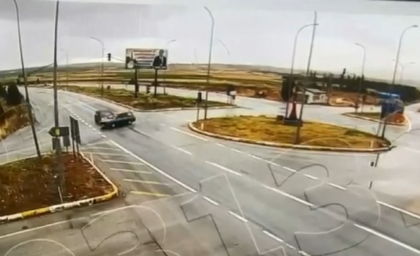 İki otomobilin çarpıştığı feci kaza kamerada; 2 ölü, 8 yaralı
