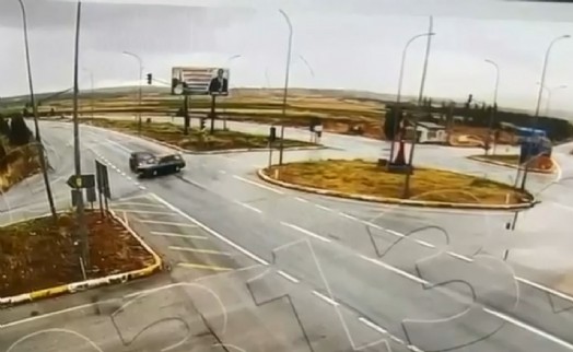 İki otomobilin çarpıştığı feci kaza kamerada; 2 ölü, 8 yaralı