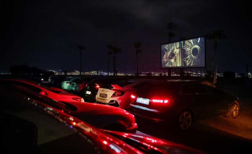 İnciraltı’nda arabada sinema keyfi