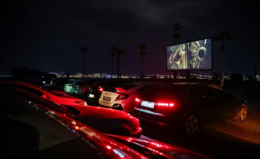 İnciraltı'nda arabada sinema keyfi