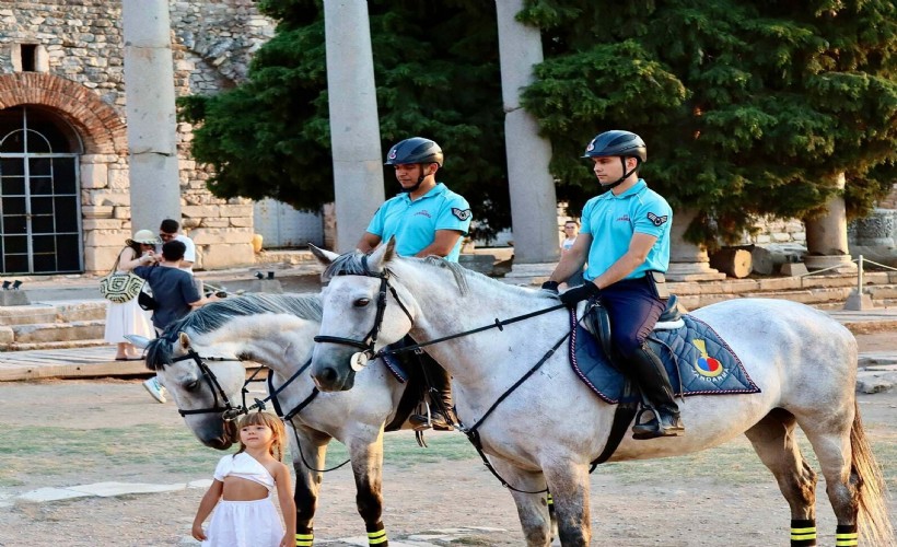 İzmir'de 12 ilçede atlı jandarma birlikleri görev yapıyor