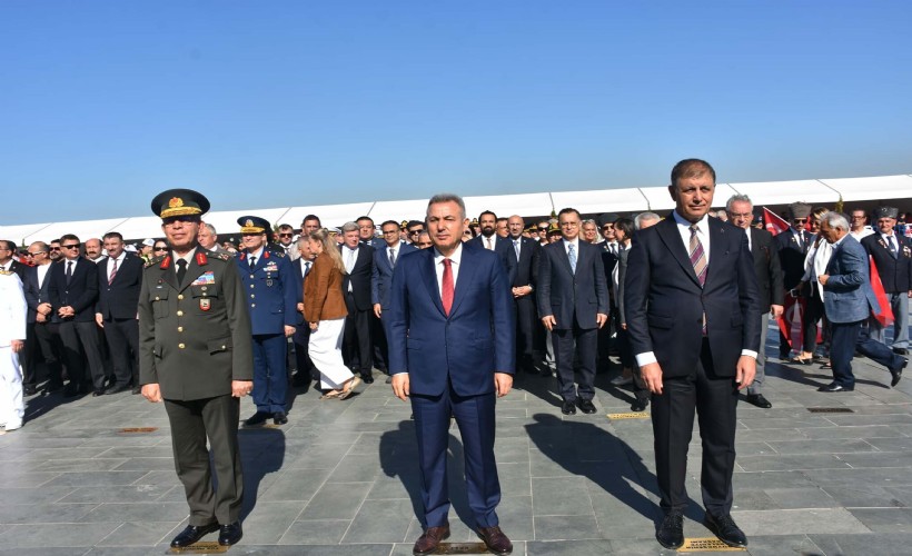İzmir'de 9 Eylül kutlamaları kapsamında çelenk töreni düzenlendi