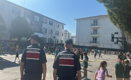 İzmir'de jandarmadan okul çevresinde ve servis araçlarında denetim