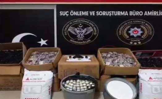 İzmir'de zehir deposuna baskın: Binlerce hap ele geçirildi