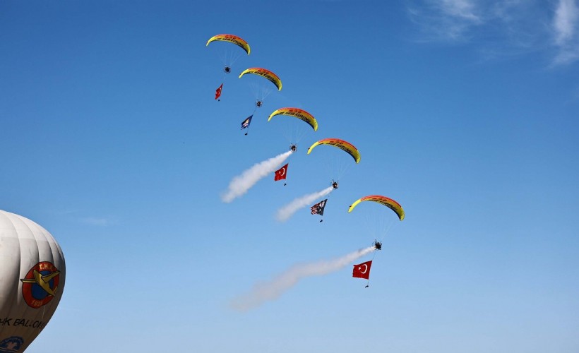 İzmir'deki havacılık festivalinde gökyüzünde Türk bayrağı ve Atatürk posteri açıldı