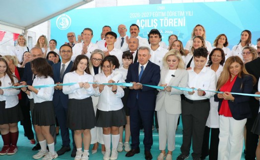 İzmir'de 800 bin öğrenci için ders zili çaldı