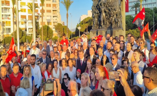 İzmir'de 9 Eylül coşkusu: Yeni Parti'den 'Cumhuriyet'i adalet, bilim ve üretimle büyüteceğiz' mesajı