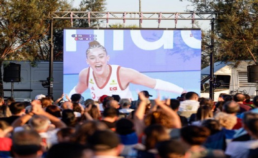İzmir'de Filenin Sultanları coşkusu: Şampiyonluk dev ekranlarda kutlandı