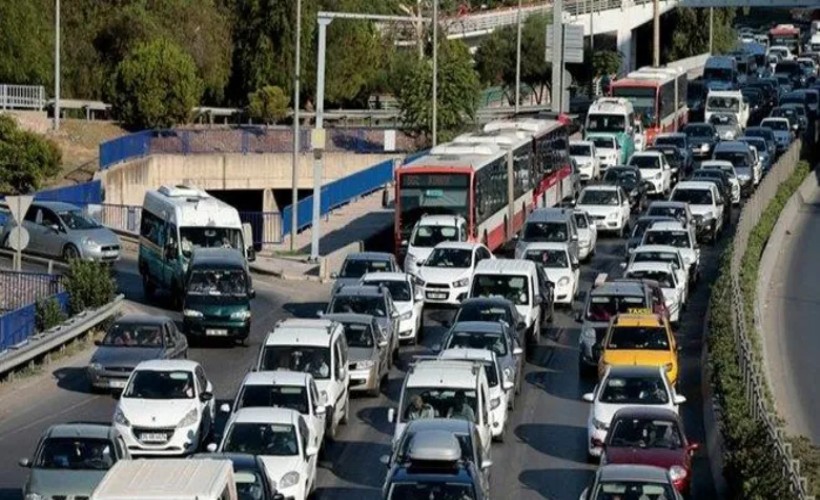 İzmir’de ilk okul ziliyle birlikte trafikte yoğunluk başladı