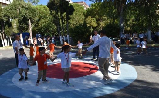 İzmir'de minikler için okula uyum haftası başladı