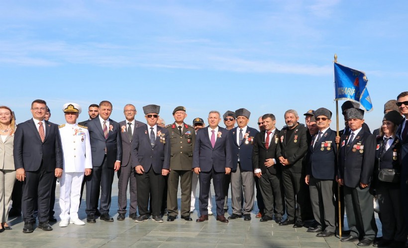 İzmir’de şehitler ve gaziler için saygı duruşu