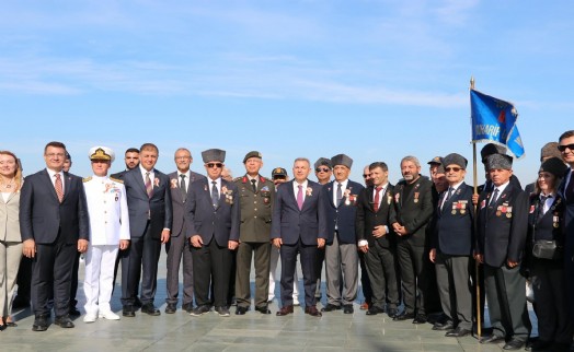 İzmir’de şehitler ve gaziler için saygı duruşu