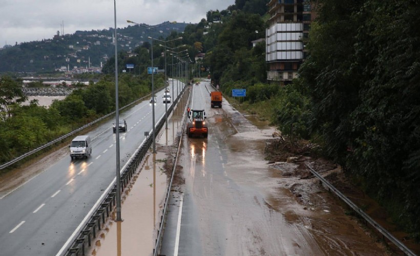 Karadeniz'i sel ve heyelan vurdu: Evler tahliye edildi, yollar kapandı!