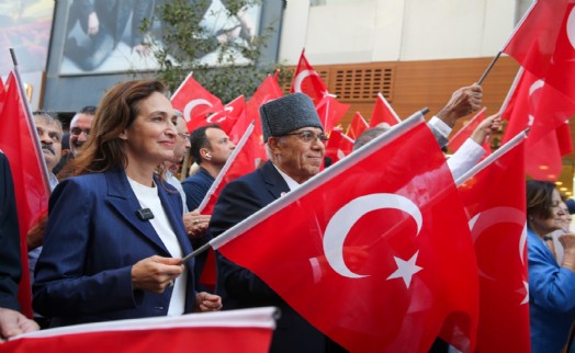 Karşıyaka'da gazilere saygı yürüyüşü