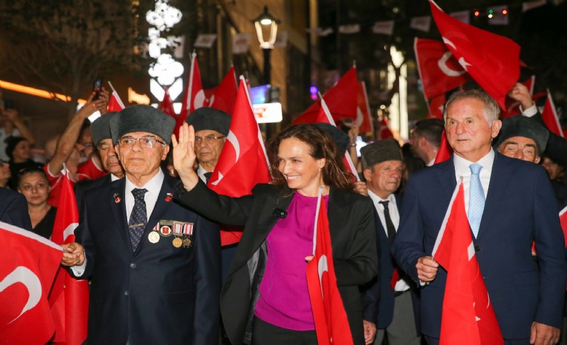 Karşıyaka'da kurtuluş coşkusu sokaklara taştı