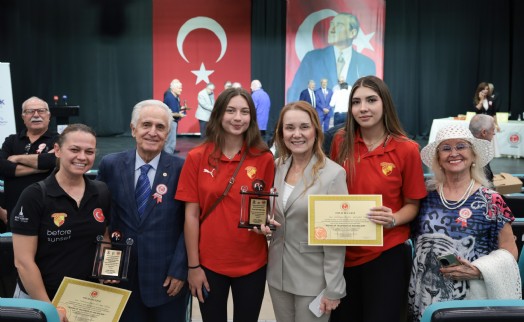 Konak'tan sporun emektarlarına vefa gecesi