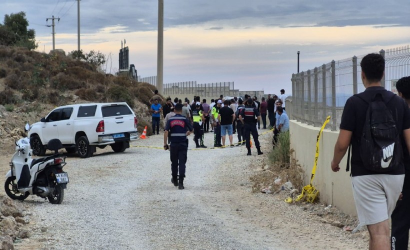 Kontrolden çıkan kamyonet duvara çarptı: 15 yaşındaki genç kurtarılamadı