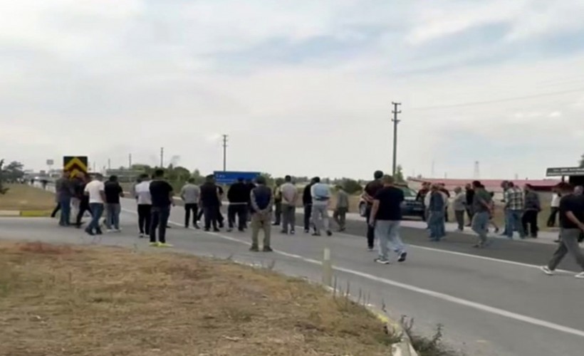 Köylüler kavşağın ışıklandırılmasını isteyip yol kapattı
