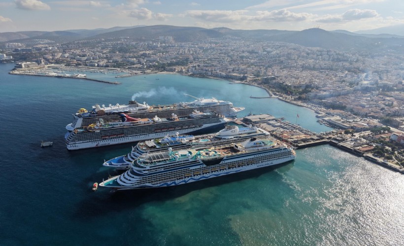 Kuşadası’nda denizden turist rekoru: 11 bin 811 ziyaretçi