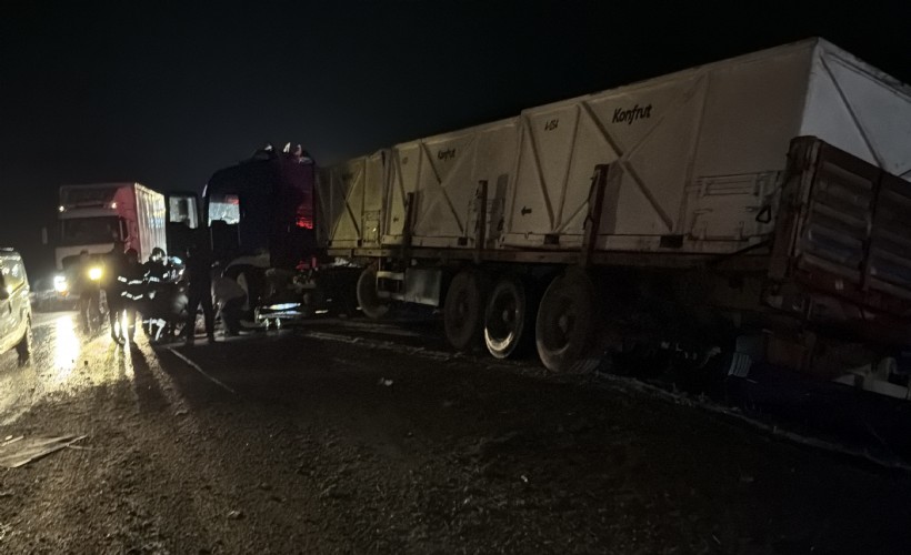 Kütahya’da bariyerleri aşan TIR karşı yöne geçip kaza yaptı: 1 yaralı