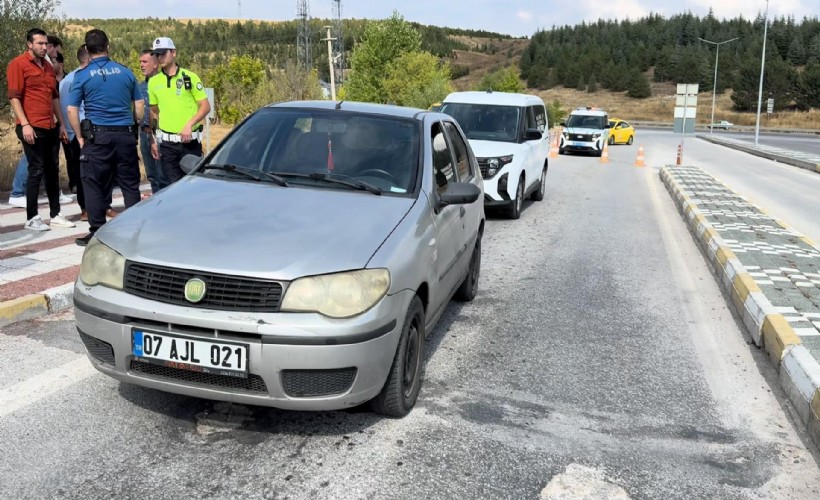 Kütahya'da taksicilerin yakalattığı korsan taksiciye 100 bin lira ceza